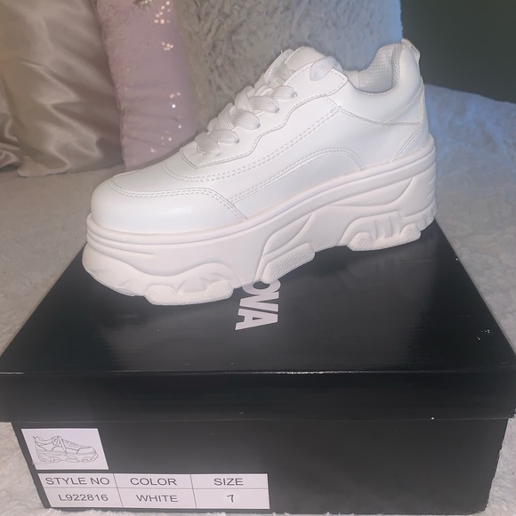 Fashion Nova Shoes - FashionNova platform sneaker.